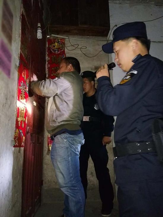 梧州粗心妈妈误将幼女锁家中 